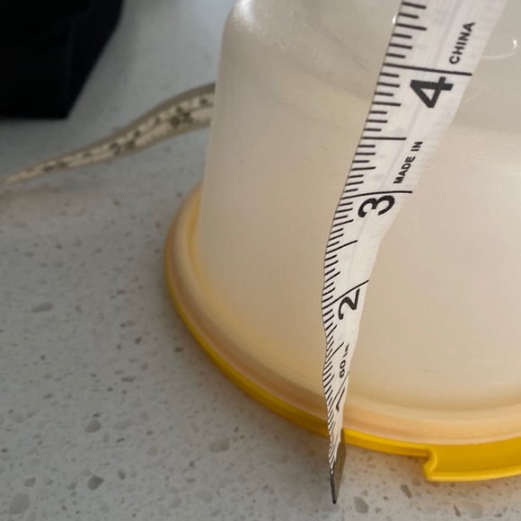 TUPPERWARE TOYS cake done serving tray small yellow with handheld new condition - Picture 4 of 4